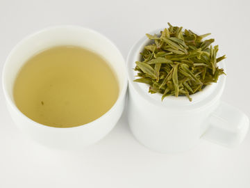 Κίνα Τοποθετημένο σε σάκκο οργανικό πράσινο τσάι δράκων τσαγιού καλά με το κυρτό φύλλο τσαγιού μορφής φρέσκο εργοστάσιο